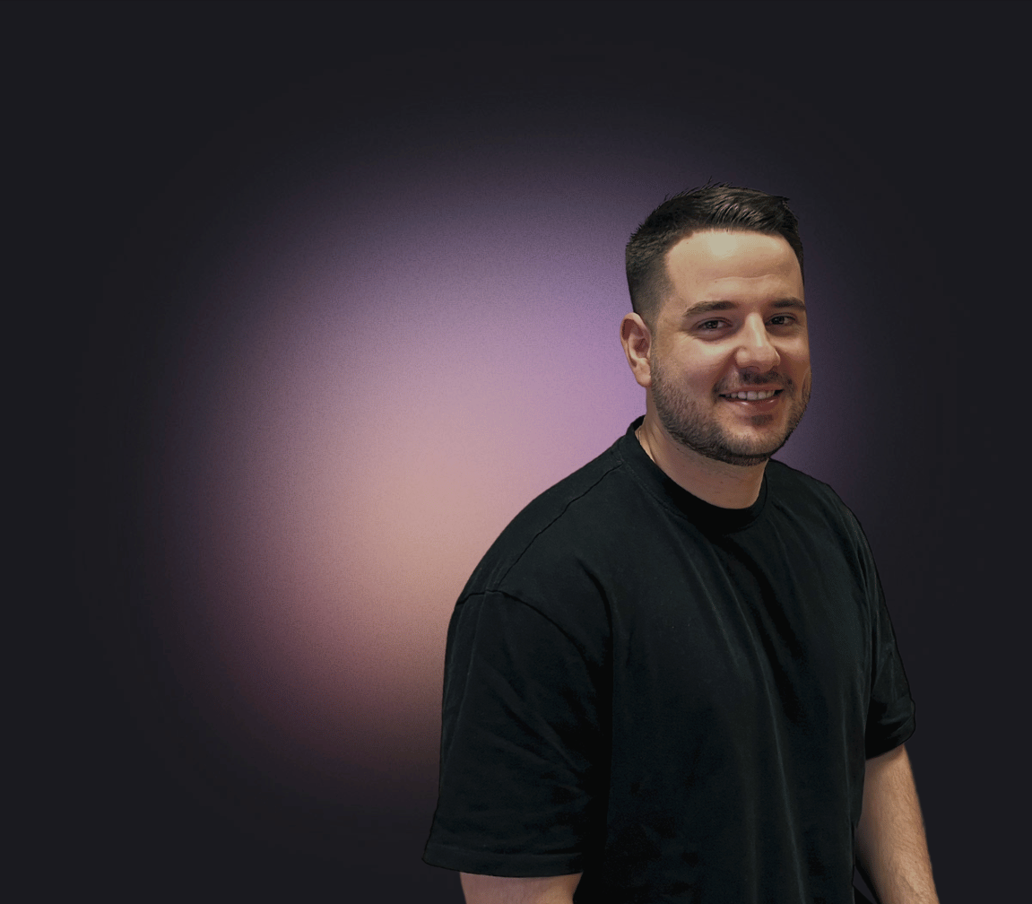 Higini Moré trabajando como consultor de inteligencia artificial